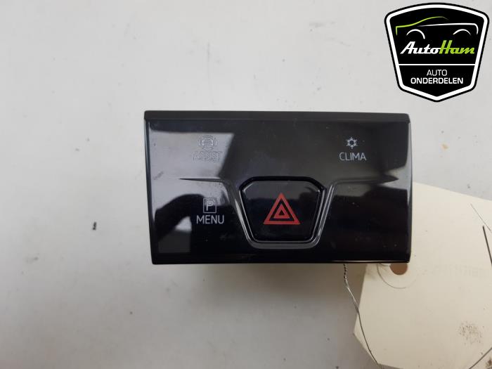 Panikbeleuchtung Schalter van een Volkswagen Golf VIII Variant (GC5) 1.0 eTSI 12V 2021