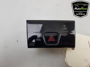 Usagé Commutateur éclairage d'urgence Volkswagen Golf VIII Variant (GC5) 1.0 eTSI 12V Prix € 30,00 Règlement à la marge proposé par AutoHam