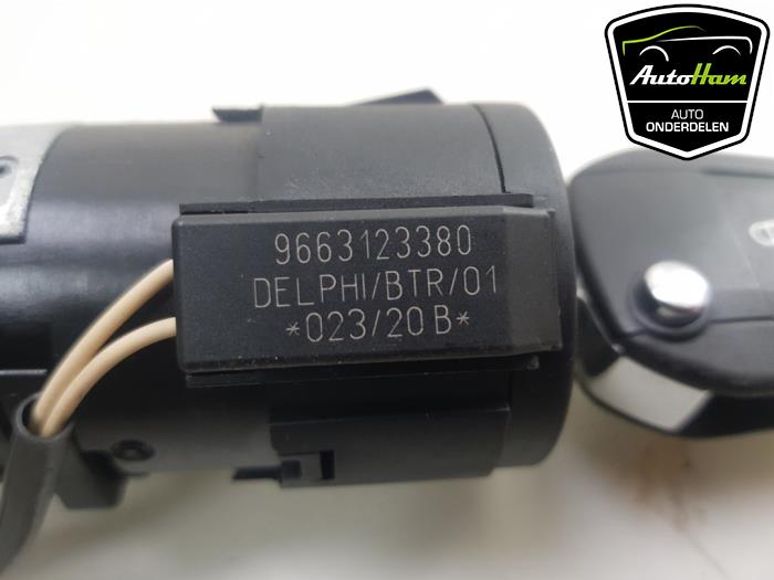 Ignition lock + key from a Opel Corsa F (UB/UH/UP) 1.2 Turbo 12V 100 2020