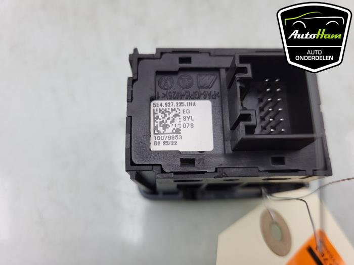 Handbremse Schalter van een Skoda Octavia Combi (NXAC) 2.0 TDI 16V 2023