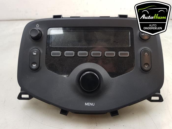 Radio CD player from a Peugeot 108 1.0 12V VVT-i 2021
