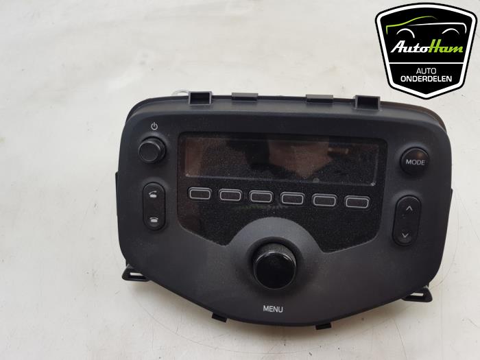 Radio CD player from a Peugeot 108 1.0 12V VVT-i 2021