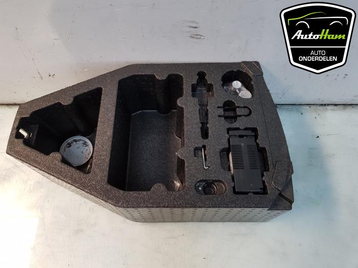 Juego de reparación de neumáticos de un Seat Ibiza V (KJB) 1.0 MPI 12V 2019