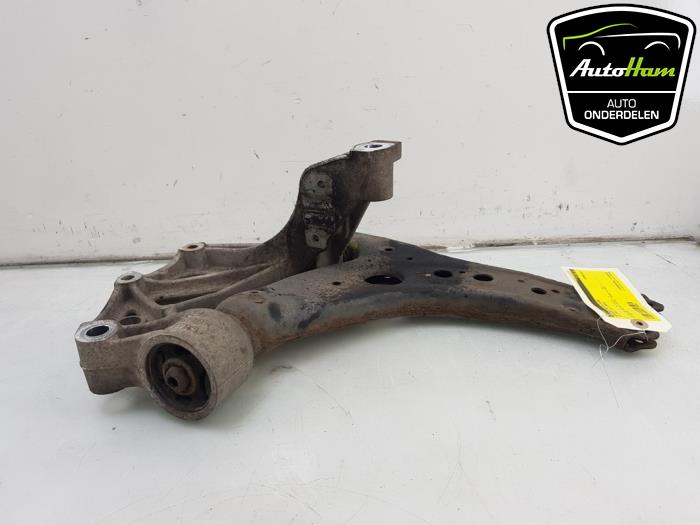 Front wishbone, right from a Volkswagen Polo IV (9N1/2/3) 1.4 16V 2003