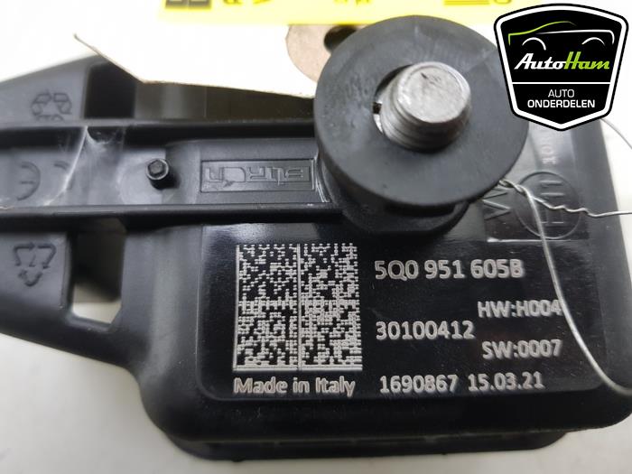 Alarm sensor from a Volkswagen Golf VIII Variant (GC5) 1.0 eTSI 12V 2021