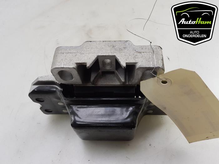 Gearbox mount from a Volkswagen Caddy IV 2.0 TDI 75 2019