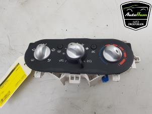Usados Panel de control de calefacción Renault Twingo II (CN) 1.2 16V Precio € 20,00 Norma de margen ofrecido por AutoHam