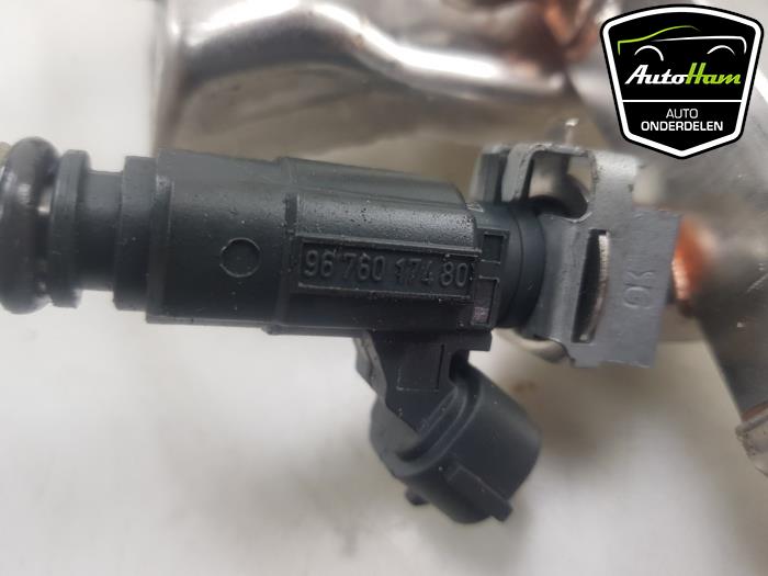 Fuel injector nozzle from a Opel Corsa F (UB/UH/UP) 1.2 12V 75 2020