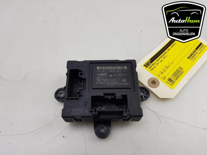 Central door locking module from a Volvo V70 (BW) 2.0 T 16V 2011