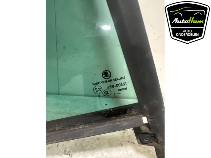 Vitre portière 4portes arrière droite d'un Skoda Fabia III Combi (NJ5) 1.0 12V Greentech 2019