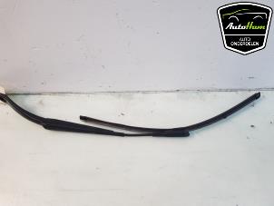 Used Front wiper arm Mercedes A (W176) 1.6 A-180 16V Price € 10,00 Margin scheme offered by AutoHam