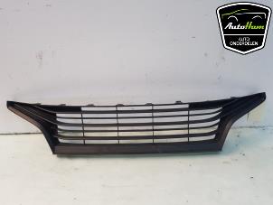 Used Bumper grille Toyota Yaris IV (P21/PA1/PH1) 1.5 12V Hybrid 115 Price € 50,00 Margin scheme offered by AutoHam