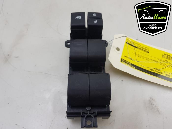 Electric window switch from a Toyota Yaris IV (P21/PA1/PH1) 1.5 12V Hybrid 115 2020