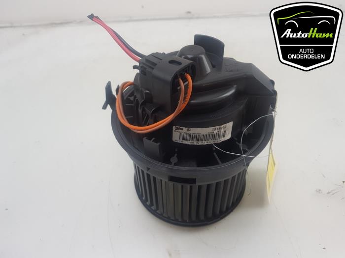 Heating and ventilation fan motor from a Toyota Aygo (B40) 1.0 12V VVT-i 2019