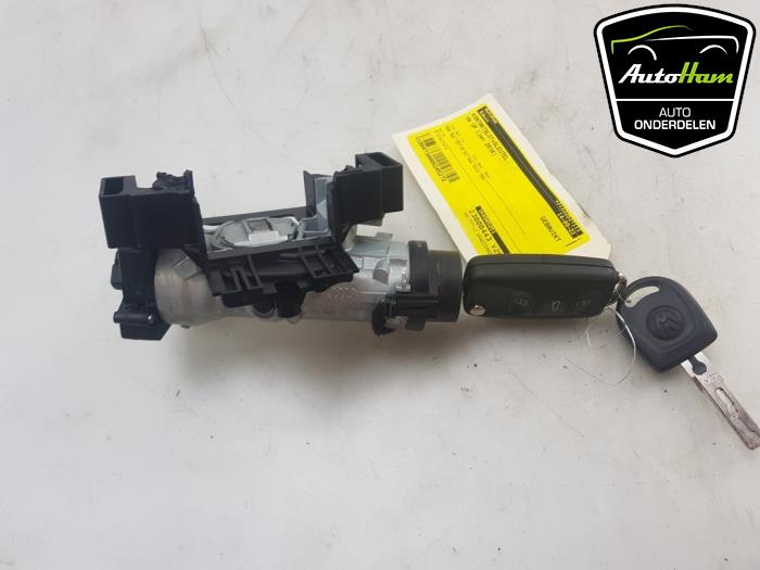 Ignition lock + key from a Volkswagen Up! (121) 1.0 12V 60 2016
