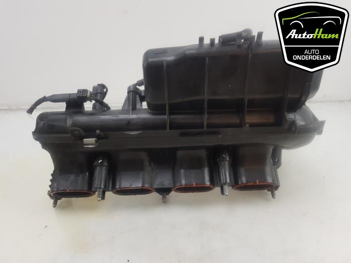 Intake manifold from a Mercedes-Benz C (W205) C-180 1.6 16V 2016