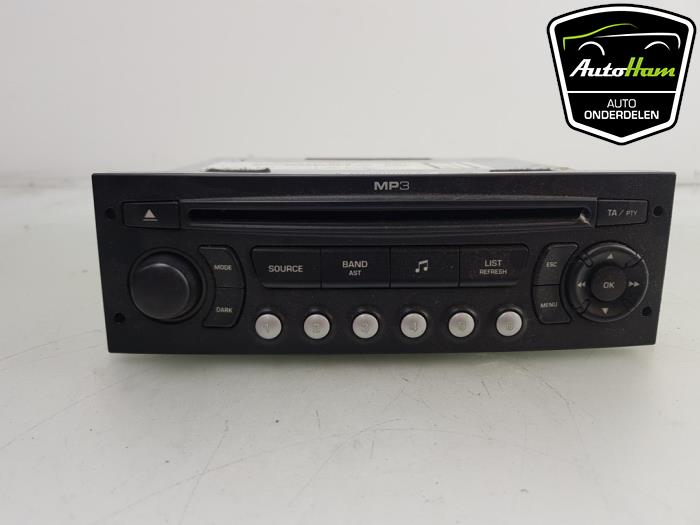 Radio CD player from a Peugeot 3008 I (0U/HU) 1.6 16V THP 150 2010