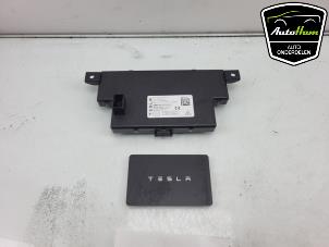 Używane Czytnik kart (zamek) Tesla Model 3 EV AWD Cena € 36,30 Z VAT oferowane przez AutoHam