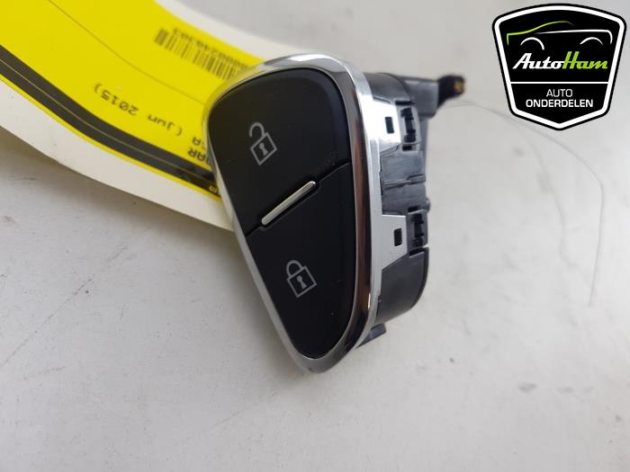 Używane Przelacznik Opel Corsa E 1.0 SIDI Turbo 12V Cena € 10,00 Procedura marży oferowane przez AutoHam