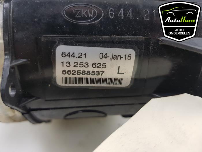 Feu antibrouillard avant gauche d'un Opel Corsa E 1.0 SIDI Turbo 12V 2016