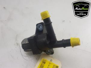 Usagé Pompe à eau supplémentaire Peugeot 308 (F3/FB/FH/FM/FP) 1.6 16V HYbrid 225 Prix € 25,00 Règlement à la marge proposé par AutoHam