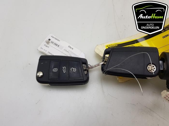 Cerradura de contacto y llave de un Volkswagen Golf Sportsvan (AUVS) 1.6 TDI BMT 16V 2017