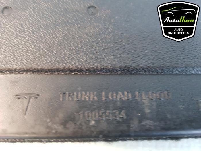 Plaque sol coffre d'un Tesla Model S 75 2016