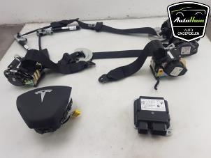 Usagé Kit + module airbag Tesla Model 3 EV AWD Prix € 1.542,75 Prix TTC proposé par AutoHam