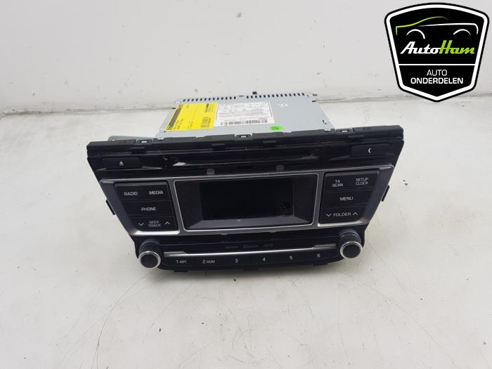 Radio CD player from a Hyundai i20 (GBB) 1.0 T-GDI 100 12V 2016