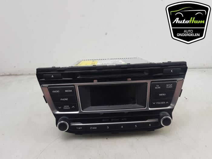 Radio CD player from a Hyundai i20 (GBB) 1.0 T-GDI 100 12V 2016