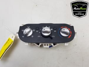 Usados Panel de control de calefacción Renault Twingo II (CN) 1.2 16V Precio € 25,00 Norma de margen ofrecido por AutoHam