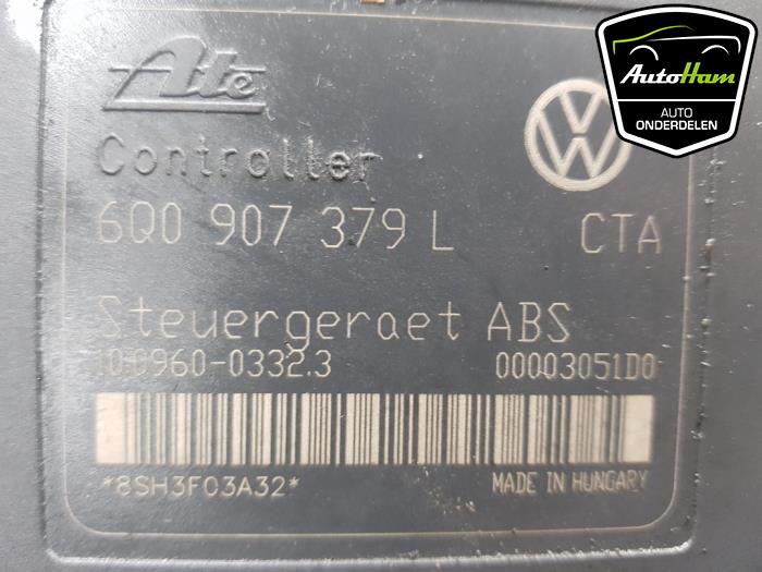 Bomba ABS de un Volkswagen Polo IV (9N1/2/3) 1.2 12V 2004
