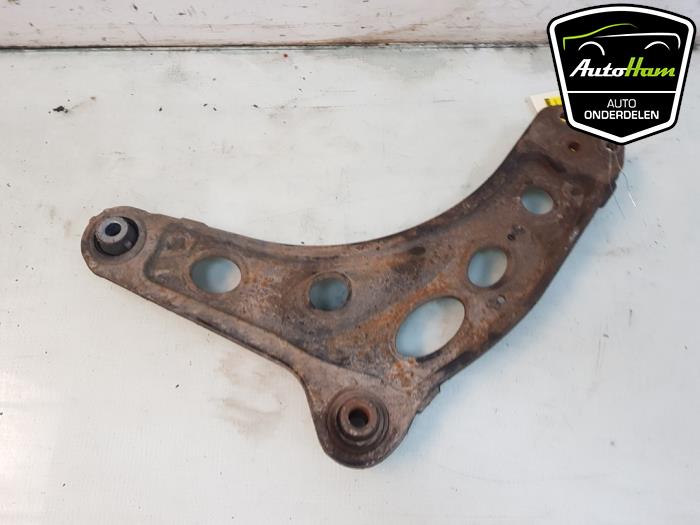 Front wishbone, right from a Nissan Primastar 2.5 dCi 150 16V 2007