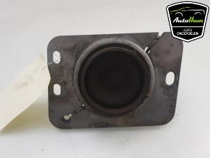 Motorlager van een Nissan Primastar 2.5 dCi 150 16V 2007