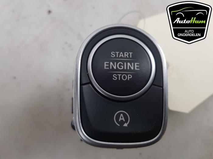 Start/Stopp Schalter van een Mercedes-Benz CLA Shooting Brake (118.6) 1.3 CLA-200 Turbo 16V 2021