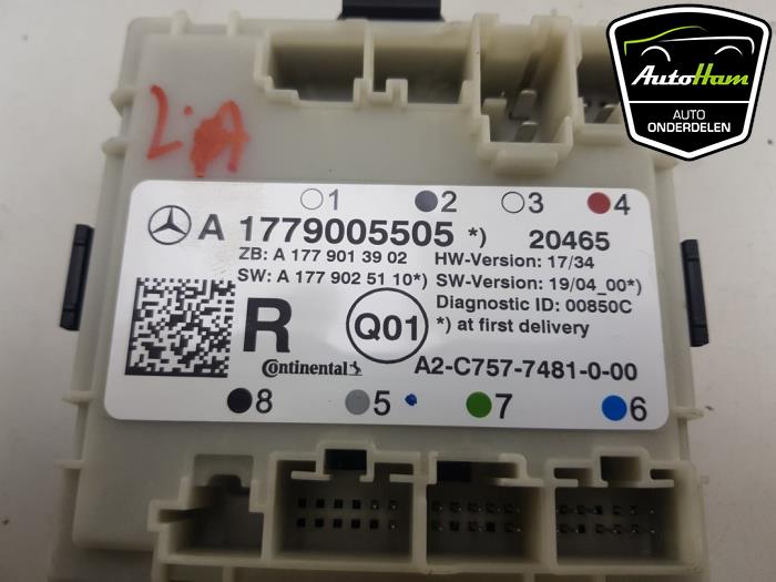 Central door locking module from a Mercedes-Benz CLA Shooting Brake (118.6) 1.3 CLA-200 Turbo 16V 2021