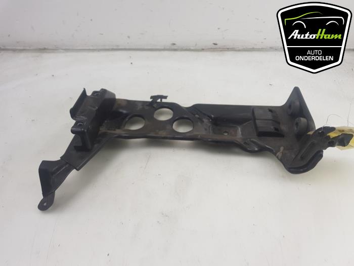 Begagnade Batterilåda Volkswagen Golf VII (AUA) 1.4 GTE 16V Pris € 15,00 Marginaltabell erbjuds av AutoHam