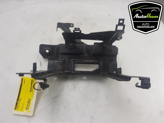 Begagnade Batterilåda Volkswagen Golf VII (AUA) 1.4 GTE 16V Pris € 15,00 Marginaltabell erbjuds av AutoHam