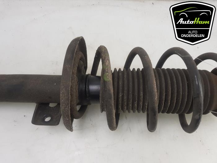 Front shock absorber, right from a Seat Ibiza IV (6J5) 1.4 TDI 12V 2015