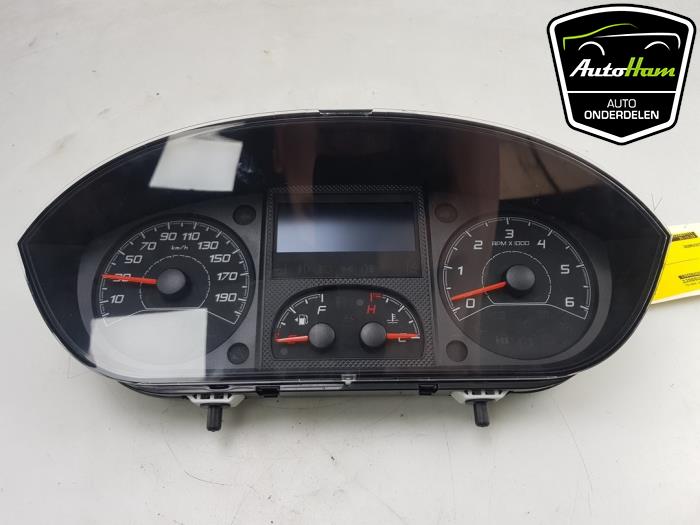 Instrument panel from a Peugeot Boxer (U9) 2.2 Blue HDi 120 2021