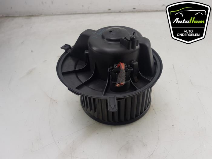 Heating and ventilation fan motor from a Volkswagen Caddy IV 2.0 TDI 75 2017