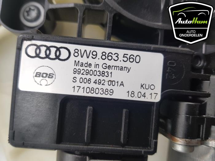 Motor bagageafdekking links van een Audi A4 Avant (B9) 3.0 TDI V6 24V 2017