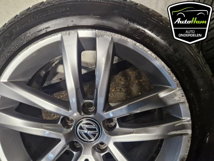 Juego de llantas deportivas + neumáticos de un Volkswagen Golf VII (AUA) 1.2 TSI BlueMotion 16V 2015