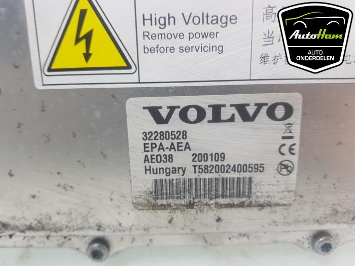Batterieladegerät van een Volvo XC90 II 2.0 T8 16V Twin Engine AWD 2020