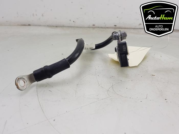 Battery sensor from a Volvo XC90 II 2.0 T8 16V Twin Engine AWD 2020
