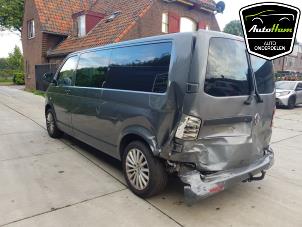 Motor van een Volkswagen Transporter T5 2.0 TDI DRF 2011