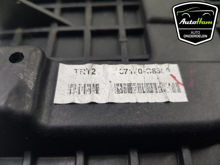 Battery box from a Hyundai i20 (GBB) 1.2i 16V 2015