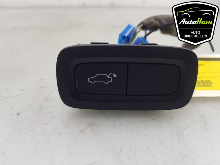 Używane Przelacznik Volvo XC90 II 2.0 D5 16V AWD Cena € 10,00 Procedura marży oferowane przez AutoHam