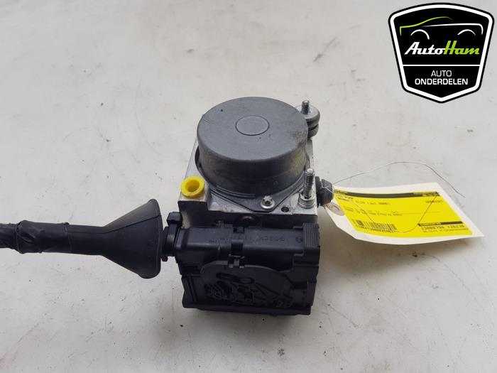 ABS pump from a Renault Clio III (BR/CR) 1.6 16V 2006