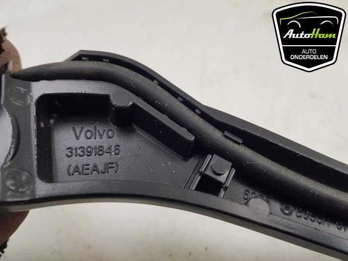 Brazo delantero de limpiaparabrisas de un Volvo XC90 II 2.0 D5 16V AWD 2016